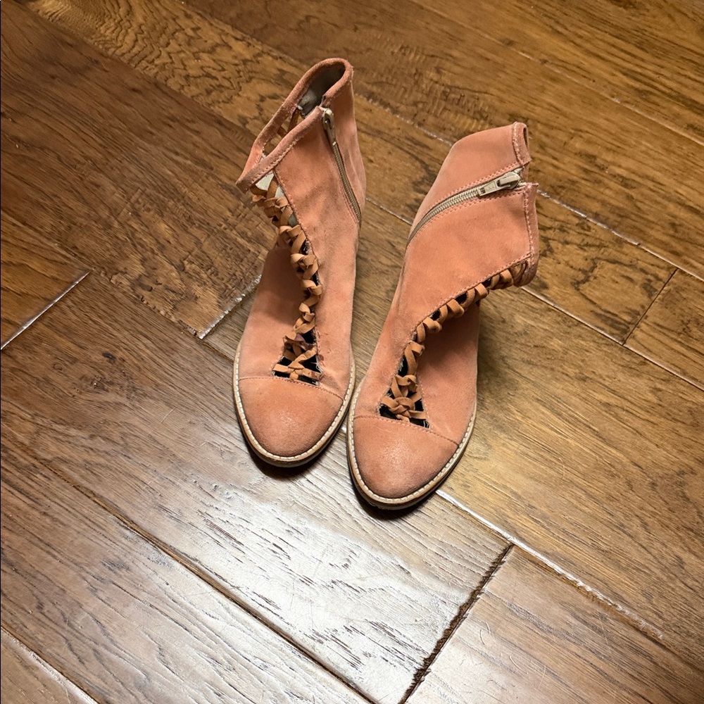 Chic pinkish tan leather booties. Used condition.